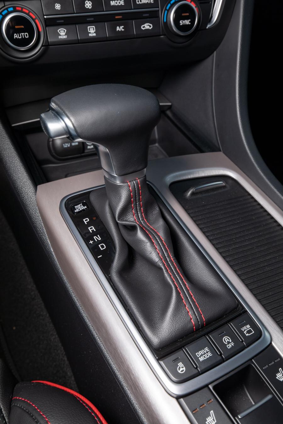 Детали интерьера Kia Optima Sportswagon GT Line (JF) 2018 года  (WW) (фото 27 из 44)